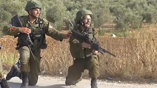 ​  مشاهد تظهر فرحة جندي إسرائيلي بقنص فتىً فلسطينيًا