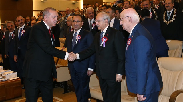 Erdoğan, Kılıçdaroğlu ile tokalaştı. 