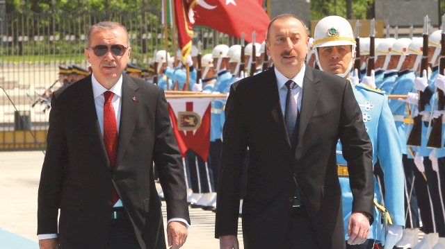 Erdoğan, seçim zaferinden sonra ilk yurtdışı ziyaretini Türkiye’ye yapan Aliyev’i resmi törenle karşıladı.