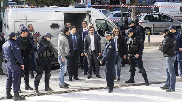 Yunanistan, 15 Temmuz sonrası firar ederek sığınan FETÖ'cü askerleri Türkiye'ye iade etmeden yargılıyor.