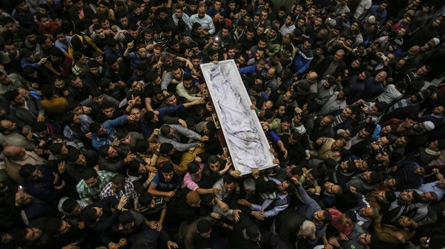 Filistinli bilim adamının cenazesine binlerce kişi katıldı. 
