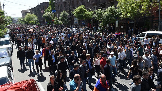 Ermeniler, Başbakan Sarkisyan'ın istifasından sonra tekrar sokaklara indi.