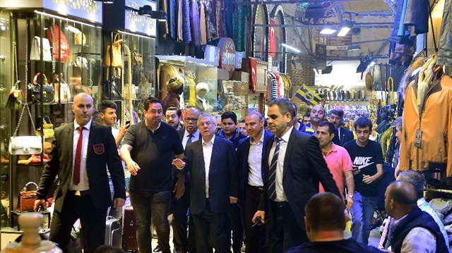Fenerbahçe Başkanı Aziz Yıldırım Kapalıçarşı’da esnafı ziyaret etti.