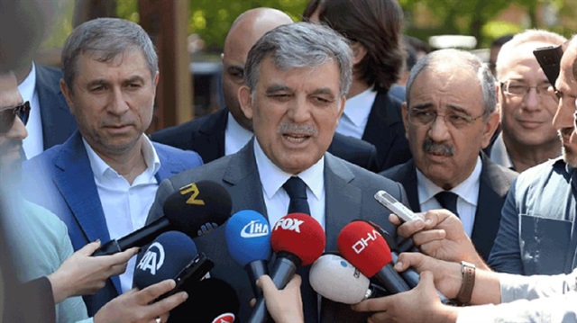 Cami çıkışında bir vatandaş, Abdullah Gül'e 'Kardeşini yalnız bırakma' diye bağırdı