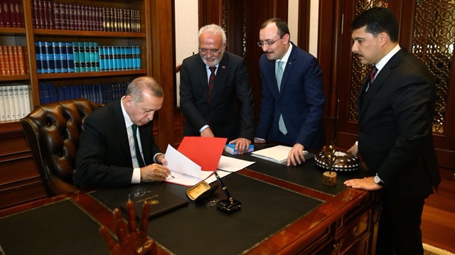 ​Cumhurbaşkanı Erdoğan, adaylık için muvaffakatnameyi imzalayarak AK Parti  Grup Başkanvekillerine teslim etti. ​
