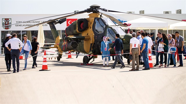 Antalya Havalimanı Dış Hatlar Terminali’nde açılan sivil ve askeri havacılık otoritelerinin yer aldığı Eurasia Airshow’da, hava yollarına ait uçaklar ve havacılık ekipmanlarının tanıtı sürüyor. ATAK helikopteri vatandaşlardan büyük ilgi gördü.