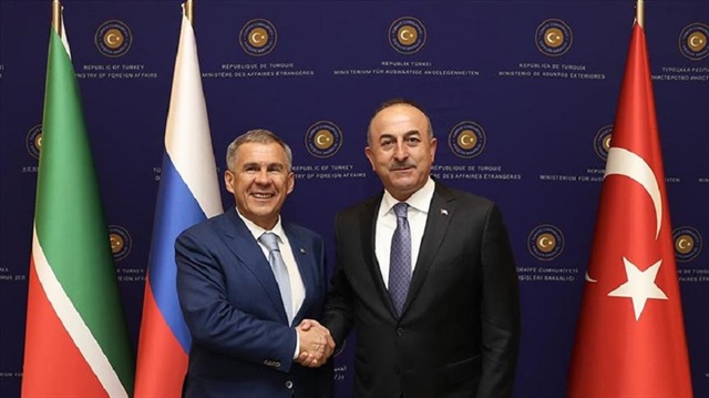 Tatarstan President Rustam Minnikhanov (L) and Foreign Minister Mevlüt Çavuşoğlu (R). 