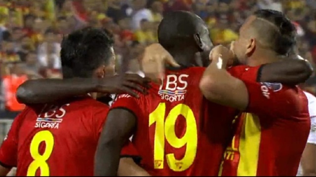 Demba Ba'nın asisti sonrası Göztepeli taraftarlar Senegalli golcüyü ıslıkladı.