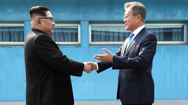 Kuzey Kore lideri Kim Jong-un ve Güney Kore Devlet Başkanı Moon Jae-in, sınırdaki Panmunjom Ateşkes Köyü’nde buluştu.