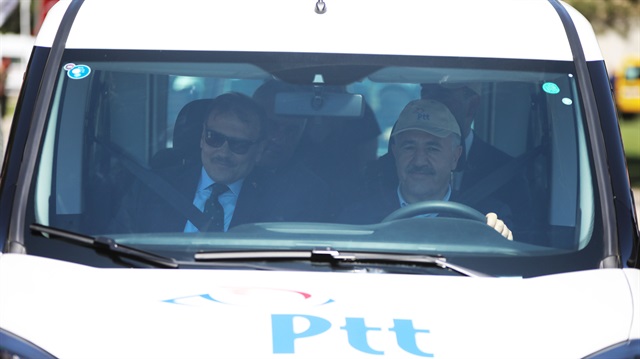 Başbakan Yardımcısı Hakan Çavuşoğlu ile Ulaştırma Denizcilik Haberleşme Bakanı Ahmet Arslan, PTT araçlarıyla fabrikayı gezdi.