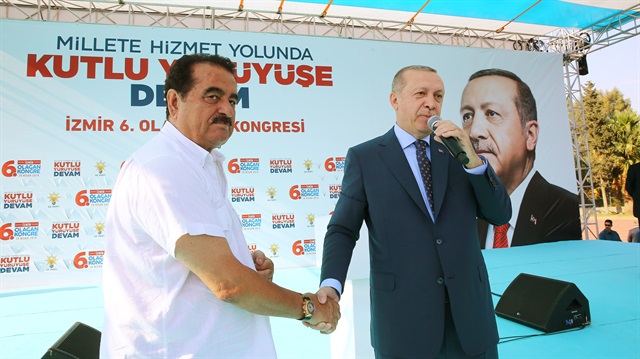 Cumhurbaşkanı Erdoğan, kürsüye İbrahim Tatlıses'i davet ederek, 'yaylalar yaylalar' şarkısına eşlik etti.