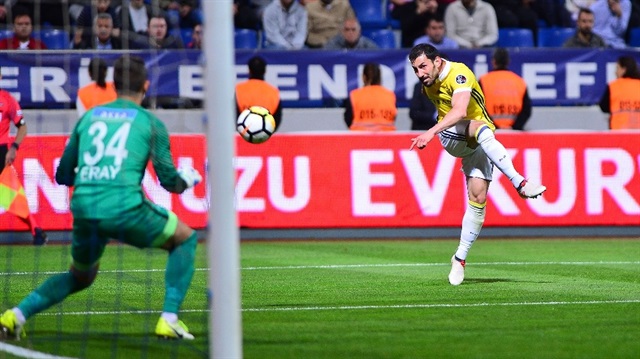 Şener Özbayraklı'nın gol attığı sırada Kasımpaşalı futbolcu yerde yatıyordu.