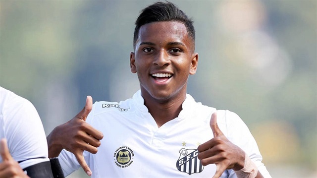 Futbola Santos'ta başlayan 17 yaşındaki genç futbolcu forvet mevkisinde oynuyor.