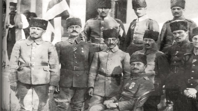 Halil Kut Paşa (oturan) erkanı ile birlikte.