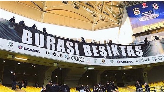Beşiktaşlı taraftarlar "Burası Beşiktaş" pankartını Fenerbahçe stadına sokmuştu. 