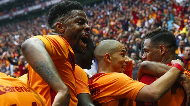 Galatasaray, Beşiktaş'ı 2-0 mağlup ederek Süper Lig'de sezonun son 3 haftasına lider girdi.