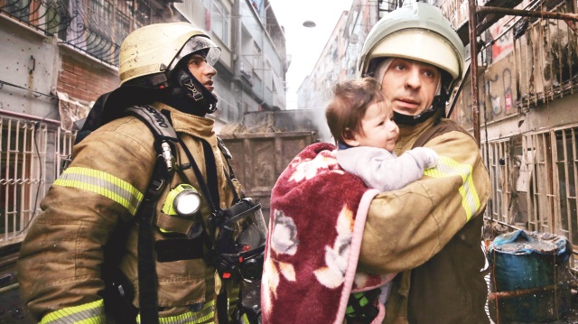 Taner Çebi (solda), 13 Mart 2018 tarihinde Fatih’te çıkan bir yangında evde mahsur kalanları arkadaşlarıyla birlikte kurtarmıştı.