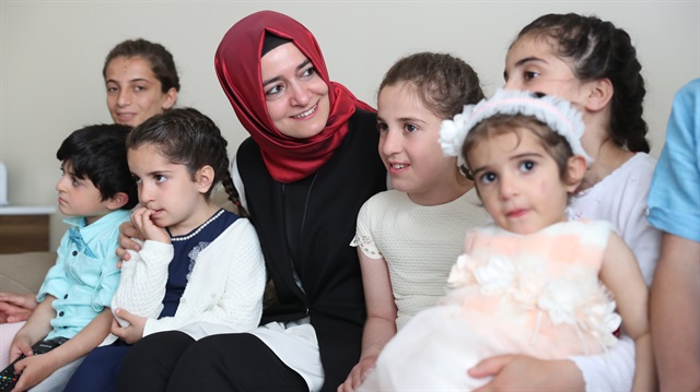 Aile ve Sosyal Politikalar Bakanı Fatma Betül Sayan Kaya, çocuklarla birlikte.