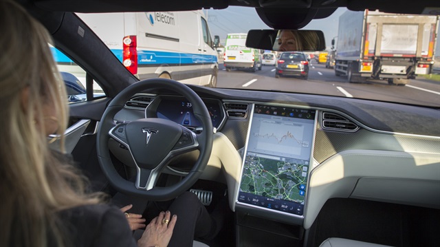 Tesla araçlar yazılım desteği ve sensörleri ile otomatik pilot imkanı sağlıyor. 
