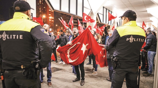Türk yetkililerin, 2017’deki referandum öncesi Hollanda’daki Türklerle bir araya gelmeleri engellendi.