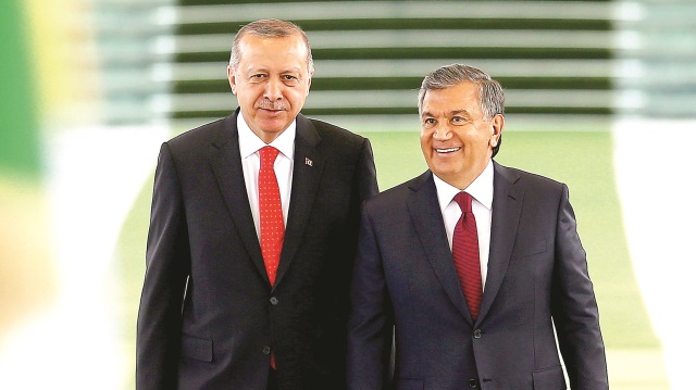 Erdoğan, Özbekistan Parlamentosu’ndaki konuşmasında da Asya’nın kalbinde, doğuyla batının, kuzeyle güneyin buluştuğu Özbekistan’da kendilerini evlerinde, hatta evlerine dönmüş gibi hissettiklerini söyledi.