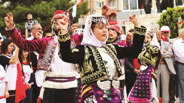 1 Mayıs yurt genelinde coşkuyla kutlandı. İstanbul’da kutlamaların adresi Maltepe Miting Alanı olurken, Taksim’e yürümek isteyen gruplara polis izin vermedi. 