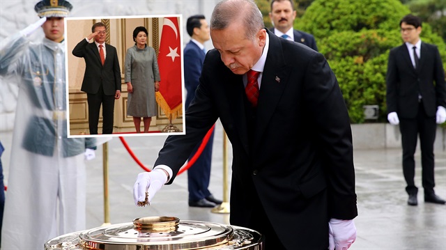 Mezarlığa çelenk bırakan Cumhurbaşkanı Erdoğan, ardından tütsü yaktı ve ölenler anısına saygı duruşunda bulundu. Törende, Cumhurbaşkanı Erdoğan ve beraberindeki Güney Koreli heyet de beyaz eldiven taktı.