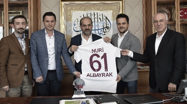 TSYD Trabzon Şubesi Başkanı Selçuk Kılıç ve üyeler, ziyaretin anısına Albayrak’a şilt ve ismi yazılı Trabzonspor forması hediye etti.