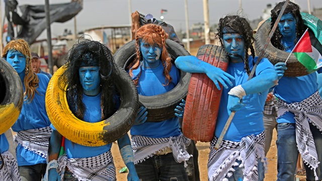 Filistinli protestocular kendilerini maviye boyayarak Avatar filmindeki ırka benzemeye çalıştılar.