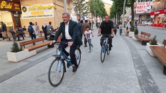 Zeytinburnu Belediyesi, ilçe sınırları içinde ulaşım için bisiklet kullanılması kararı aldı.