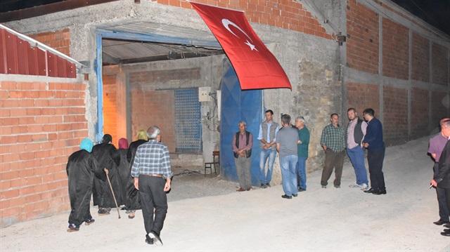 Şehit Erkek'in Balıkesir'deki ailesinin evinin bulunduğu sokağa Türk bayrakları asıldı.