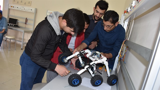 طلاب أتراك يبتكرون روبوتًا يتحرك بالموجات الدماغية