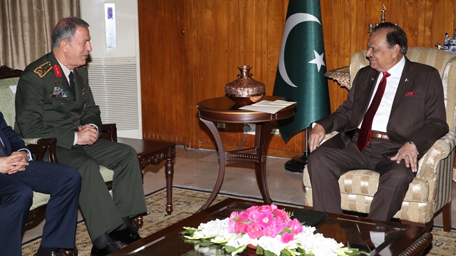 Akar, resmi ziyaret için bulunduğu Pakistan'da Hava ve Deniz Kuvvetleri Komutanlıkları'nı ziyaret etti.