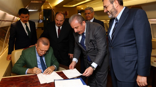 Cumhurbaşkanı Recep Tayyip Erdoğan, Cumhur İttifakı Protokolü'nü Güney Kore dönüşünde uçakta imzaladı