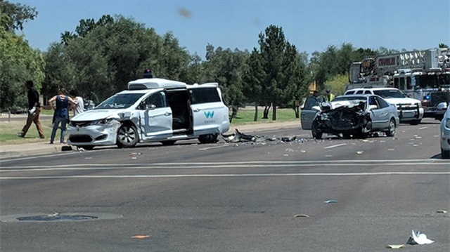 Google'ın sürücüsüz otomobili talihsiz bir kazaya karıştı