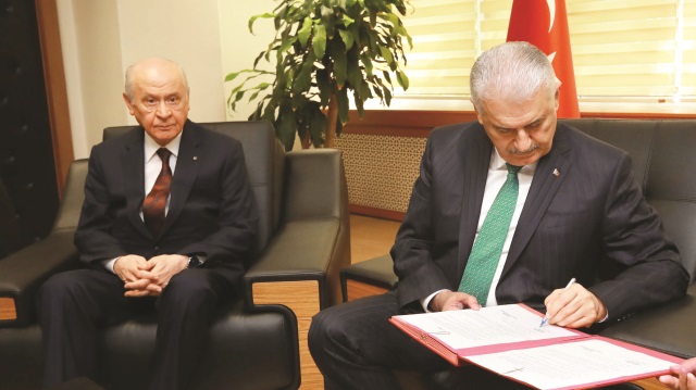 Başbakan Yıldırım ile MHP lideri Bahçeli, Cumhurbaşkanı Erdoğan’ın adaylığı için birlikte YSK’ya başvurdu
