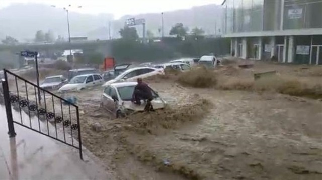 Ankara'da sağanak yağış sele neden oldu