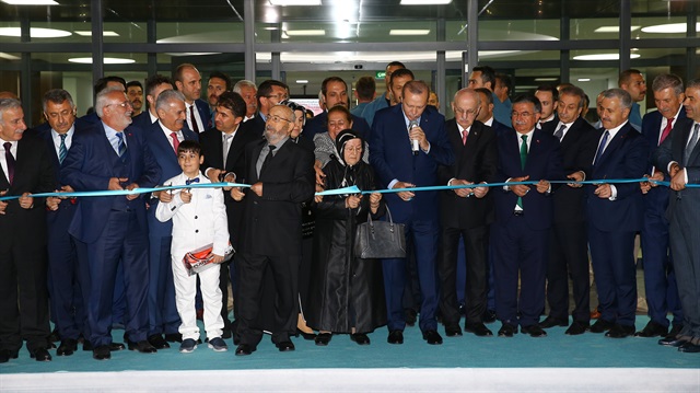 Açılış töreninde TBMM Başkanı İsmail Kahraman, Başbakan Binali Yıldırım, Başbakan Yardımcısı Recep Akdağ ile bakanlar, milletvekilleri ve belediye başkanları da yer aldı.