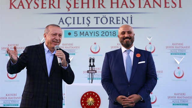 Cumhurbaşkanı Erdoğan, hastanenin yapımını gerçekleştiren YDA Yönetim Kurulu Başkanı Hüseyin Arslan'ı sahnede pazarlık yaptı.