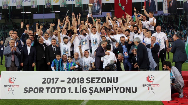 Rizespor, Gazişehir Gaziantep ile  oynadığı karşılaşmanın ardından şampiyonluk kupasını aldı.