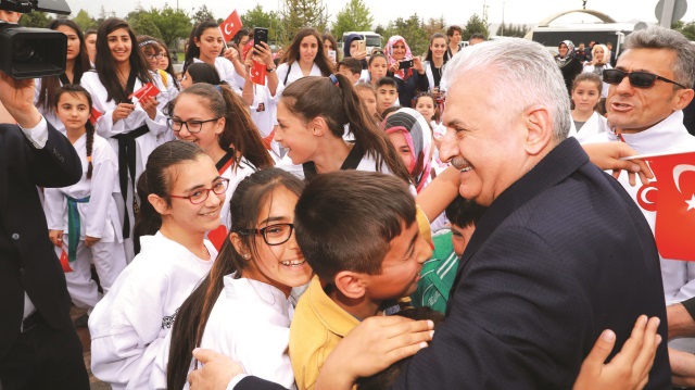 Başbakan Yıldırım, Kayseri Havalimanı çıkışında kendisini bekleyen genç sporcularla bir araya geldi. Gençler Yıldırım’a büyük ilgi gösterdi.