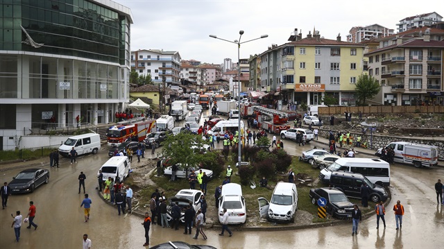 Ankara'da yaşanan sel felaketinin ardından çok sayıda araç,ev ve iş yeri hasar gördü.