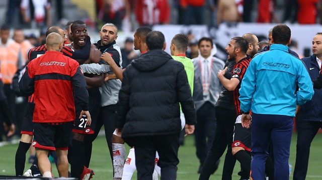 Antalyaspor'a 1-0 yenilen Gençlerbirliği'nde futbolcular, sakatlandığı gerekçesiyle 88. dakikada oyunu terk eden Pogba'ya saldırdı.