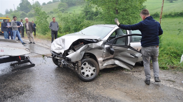 Bartın'da yağmur nedeniyle kayganlaşan yolda 2 saat içinde 11 aracın kaza yapması sonucu biri ağır 3 kişi yaralandı