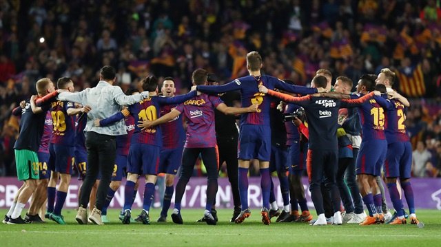 Barcelonalı futbolcuların maç sonundaki sevinci.