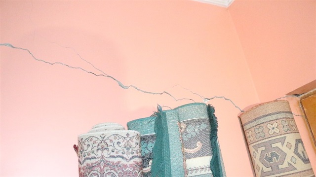 Ağrı'da meydana gelen depremde 2 katlı bir ev hasar gördü. 