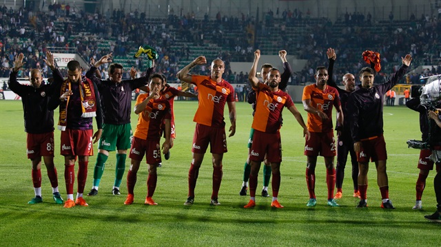 Süper Lig'de Galatasaray deplasmanda Akhisarspor'u 2-1 yenerek şampiyonluğa yaklaştı. 