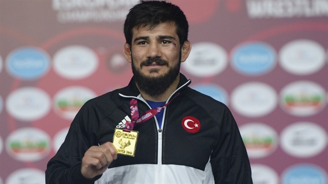 Turkish wrestler Soner Demirtas poses during a medal ceremony after he won the gold medal in European Wrestling Championship after beating his French counterpart Zelimkhan Khadjiev in the Russian city of Kaspiysk on May 6, 2018.