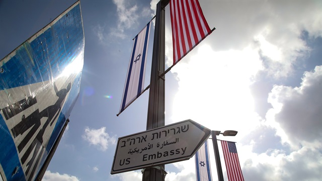 İşgalci İsrail'in, 14 Mayıs'ta Kudüs'e taşınması beklenen ABD Büyükelçiliği için kentteki Ernuna Mahallesi çevresindeki cadde ve sokaklara Arapça, İngilizce ve İbranice "ABD Büyükelçiliği" yazılı adres levhaları yerleştirdi. İsrail'e bağlı Kudüs Belediye ekipleri levha ve ABD-İsrail bayrakları astı.