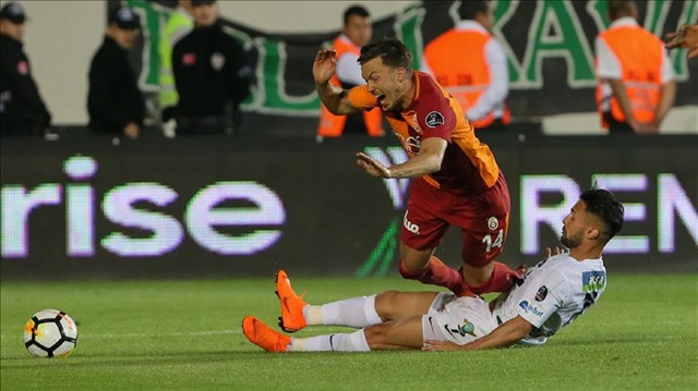 Martin Linnes (L) of Galatasaray in action against Helder Barbosa of Teleset Mobilya Akhisarspor during the Turkish Super Lig soccer match between Teleset Mobilya Akhisarspor and Galatasaray at Spor Toto Akhisar Stadium in Manisa, Turkey on May 6, 2018.